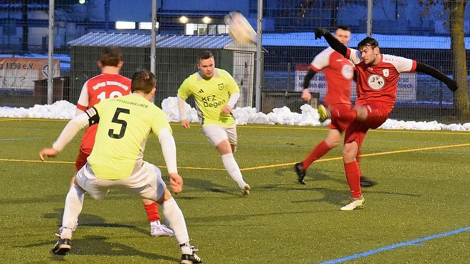 Die SpVgg Wildenroth (in Rot) im Spiel gegen den TSV Geiselbullach (gelbe Trikots).