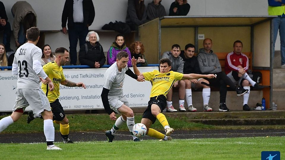 Kann die Germania aus Amberg (in Weiß) durch einen Dreier beim Topduell gegen Primus Ursensollen mit diesem nach Punkten gleichziehen?