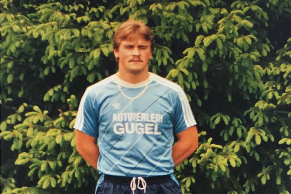 Augen zu - und durch: Mitte der 80er begann Hans-Peter Philipp erst mit 18 im Verein Fußball zu spielen - und startet gleich durch.