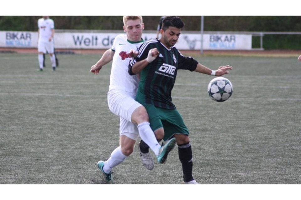 Ahmad Ibrahim (rechts) und sein VfL Bad Berleburg sind zurück in der Landesliga.  Fotos (2): sta