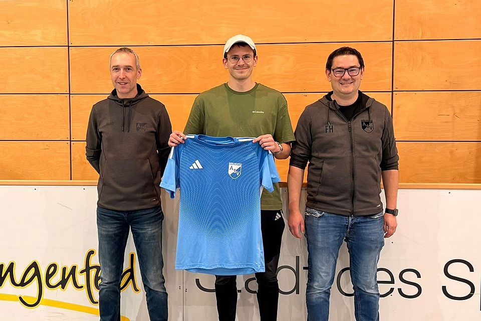 Die Abteilungsleiter Alexander Stauffer (links) und Florian Hofer (rechts) freuen sich über die Rückkehr von Keeper Julian Müller. Die Abteilungsleiter Alexander Stauffer (links) und Florian Hofer (rechts) freuen sich über die Rückkehr von Keeper Julian Müller.