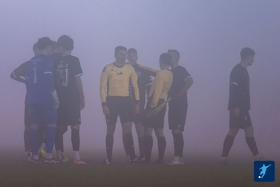 Kein Durchblick im Nebel: Das Top-Spiel zwischen VfB Hallbergmoos und 1860 Rosenheim musste nach wenigen Minuten unterbrochen werden.