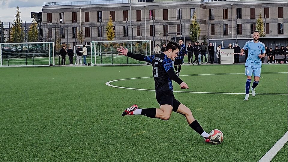 Der FC Neuhadern (hier: Leonardo Pfleiderer) will am Wolkerweg im Verfolgerduell gegen den TSV 1860 München III mit Mut und Überzeugung den Dreier einfahren.