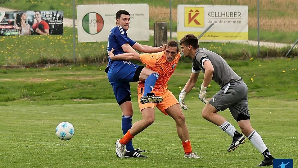In einer engen Partie hatten beide Abwehrreihen alle Hände voll zu tun, um die gegnerische Offensivreihen in Schach zu halten. Mit dem 2:2 Unentschieden waren die Vilstallöwen zufriedener als die Gäste aus Dietfurt. 