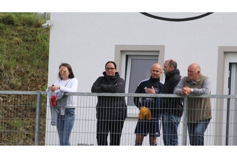 Neunburgs Trainer Tom Bauer (2.v.r) war am Sonntag ebenfalls unter den Zuschauern   Foto: Mühlbauer