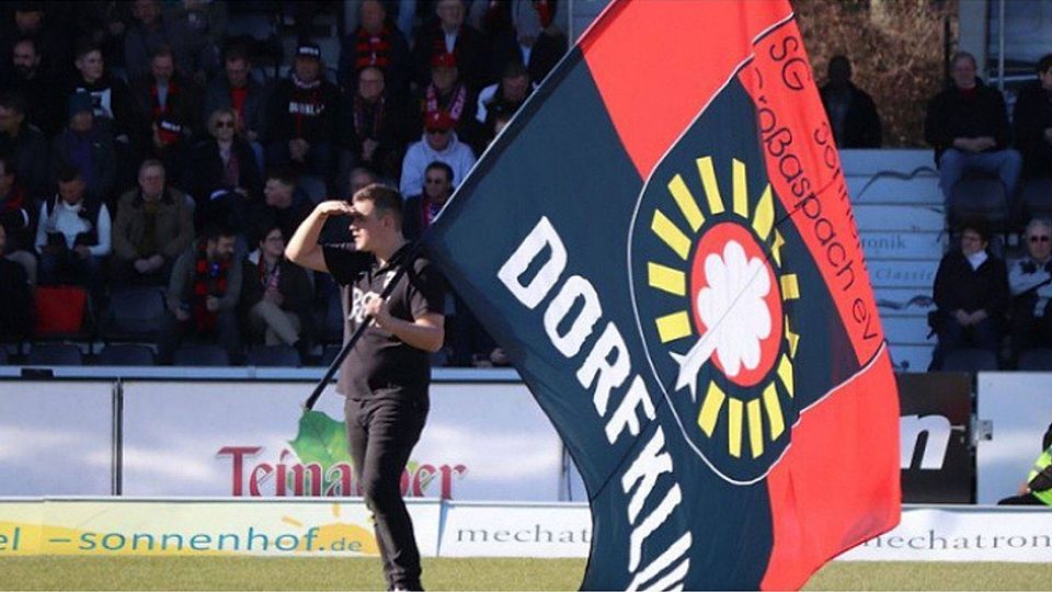 Fans, Spieler und Verantwortliche der SG Sonnenhof Großaspach hoffen auf den Ligeverbleib. F: Deckers