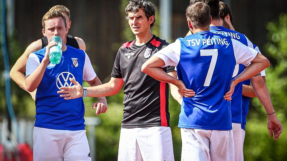 Wollen in die Bezirksliga: Die Peitinger (hier mit ihrem Trainer Fabian Melzer) treffen in der Relegation auf den TSV Murnau.