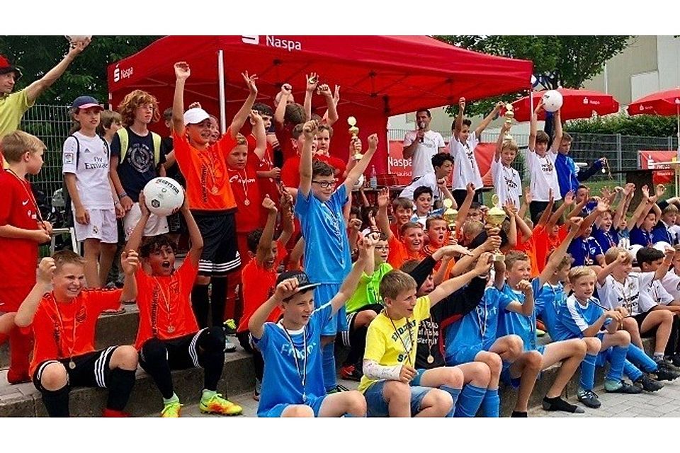Die Kinder feiern gemeinsam einen gelungenen NASPA-Fußballcup 2018. F: FSV Winkel