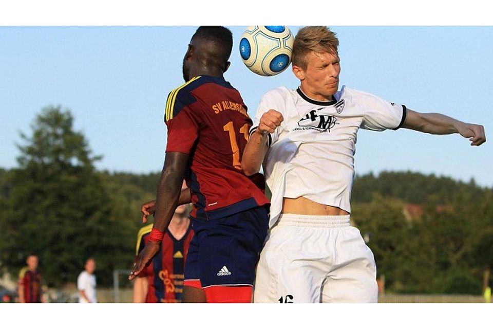 Denkingens Manuel Oberdorfer (rechts) im Kopfballduell mit dem Allensbacher Franklin Ymele. Foto: Bodon