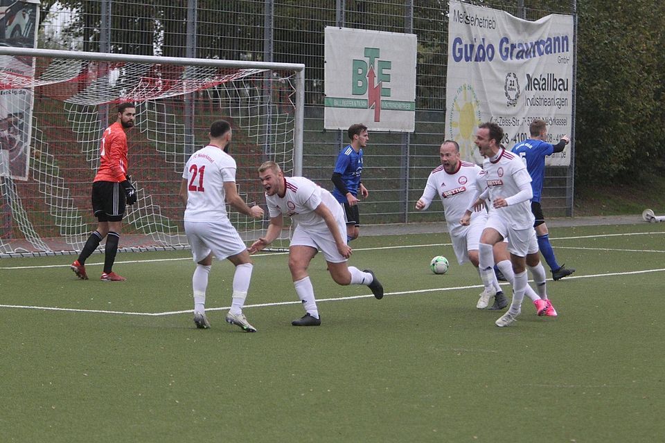 Der Moment der Entscheidung: Felix Schäven (3.v.l.) hat soeben das 1:0 für den 1. FC Niederkassel erzielt.