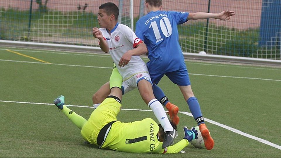 Konfusion im Strafraum der Mainzer: Paul Bettenheimer (rechts) vom TSV Gau-Odernheim kurvt um die 05er Umut Kabakci und Aki Koch herum.	Foto: photoagenten/Axel Schmitz