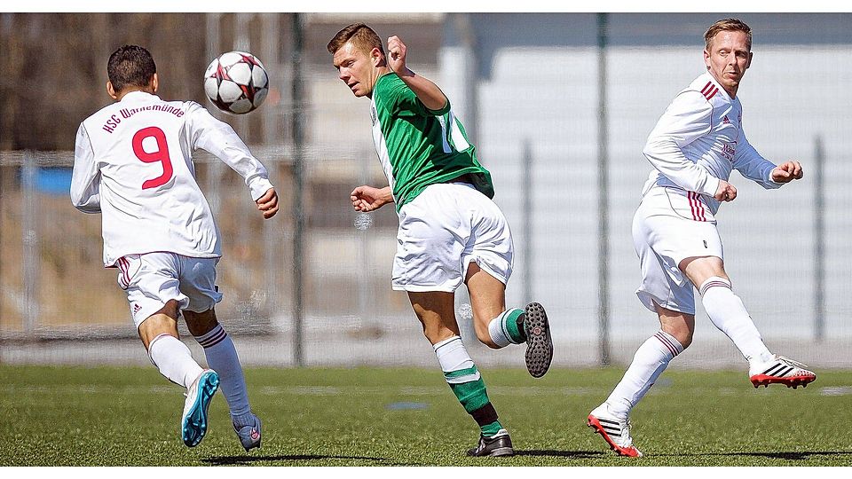 Sievershagen II (hier Marcel Fischer zwischen Abdelkader Taleb/l.  und Tilo Jesper) gewann 3:2 bei der HSG Warnemünde. Foto: GEOS