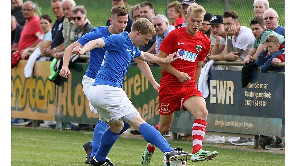 Felix Reißmann (rechts) drückte dem Spiel mit seinem Hattrick den Stempel auf. Horchheims Kevin Mink (von links) und Tim Göbel stoppten ihn oft, aber eben nicht immer.