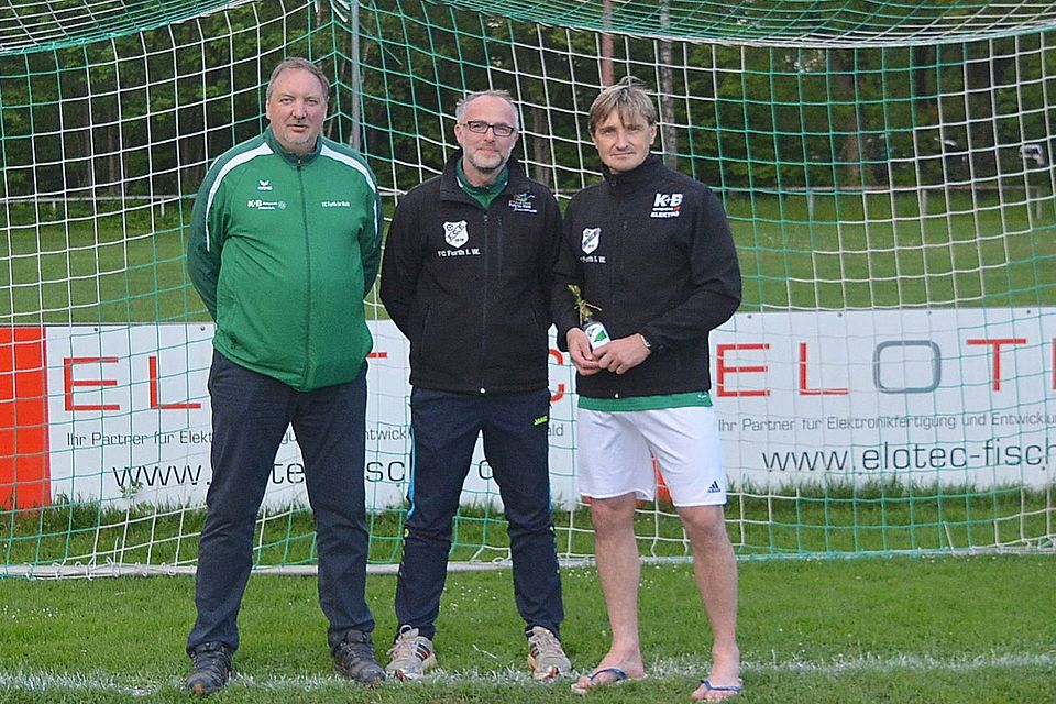 Von links: Vorstand Christoph Haimerl mit Neu-Trainer Alois Stoiber und dem scheidenden Trainer Tomas Peterik.