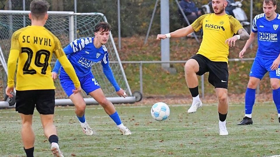 Angreifer Dawid Bonk (Mitte) weiß beim Herbstmeister SC Wyhl, wo das Tor des Gegners steht. 