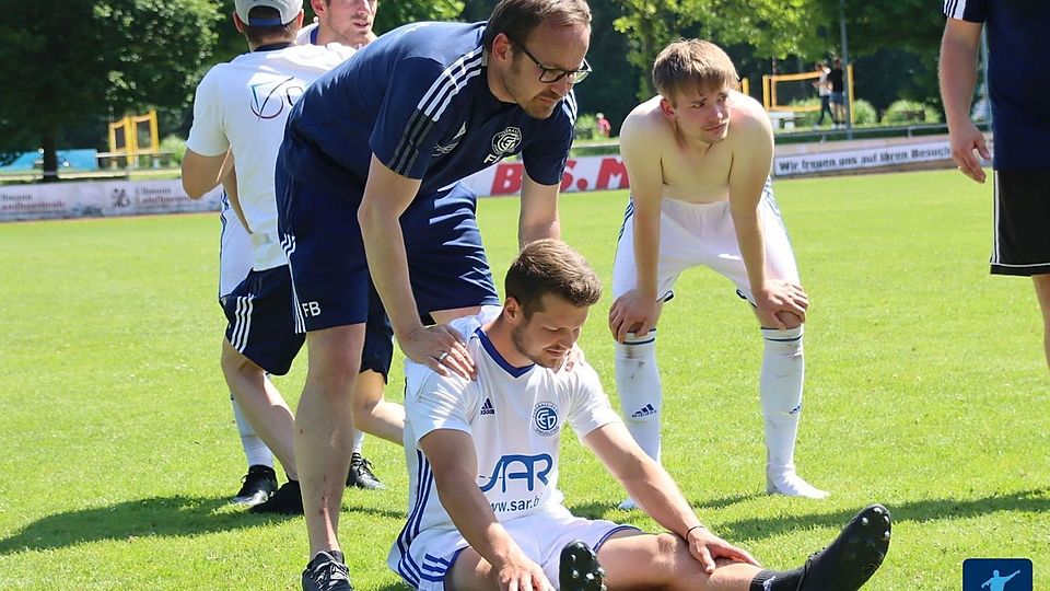 Coach Florian Baumgartl musste seine niedergeschlagenen Schützlinge nach der Partie trösten.