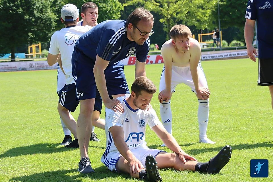 Coach Florian Baumgartl musste seine niedergeschlagenen Schützlinge nach der Partie trösten.