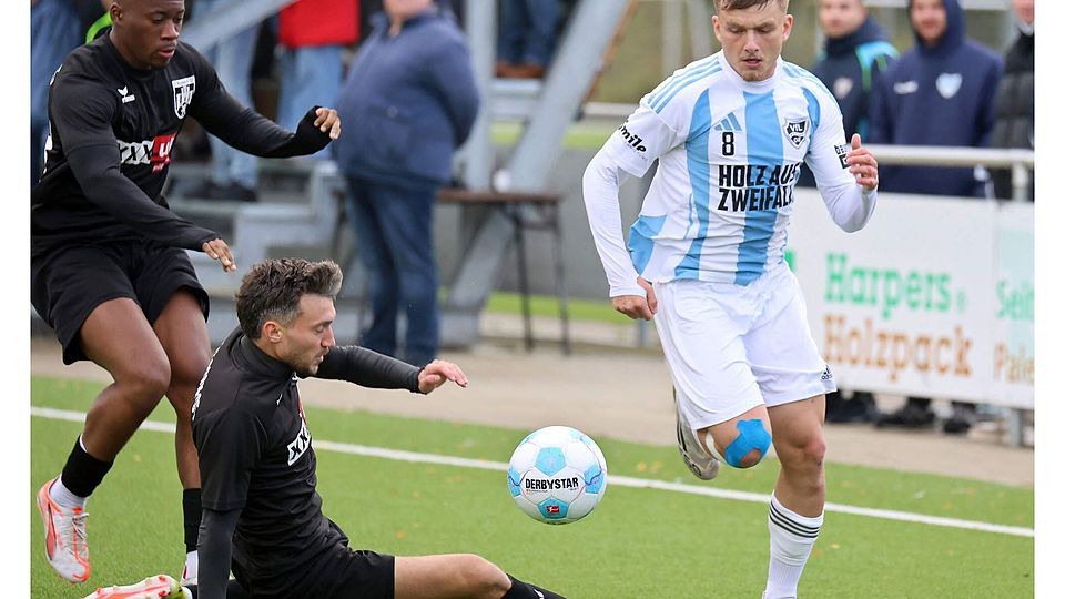 Der VfL Vichttal (hier Marwin Ailiesei im weiß-blauen Trikot gegen Hennef) will zu Hause gegen Wegberg-Beeck an seine guten Heimspiel-Leistungen anknüpfen.