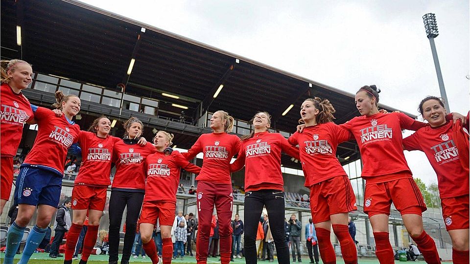 Ausgelassen feierten die Fußballerinnen des FC Bayern München (rechts Nicole Rolser) den vorzeitigen Titelgewinn im Grünwalder Stadion. Foto: Privat