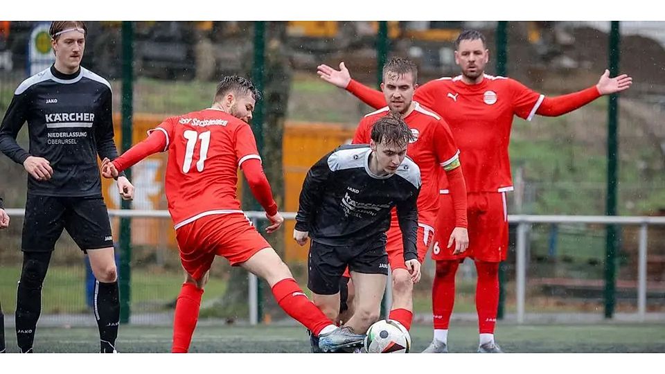 Im Kampf um den Klassenerhalt hat der SSV Sechshelden (in den roten Trikots) der SG Ehringshausen/Dillheim ein Bein gestellt. Das Foto zeigt v. l. Max Jung, Dennis Brandenburger, Luis Doce Roos, Chirom Buhl und den dreifachen Torschützen Sebastian Schneider. © Jonathan Ortmann