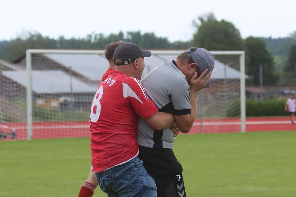 Trainer Thomas Fischer feiert nach Schlusspfiff mit Spartenchef Stefan Jocher.