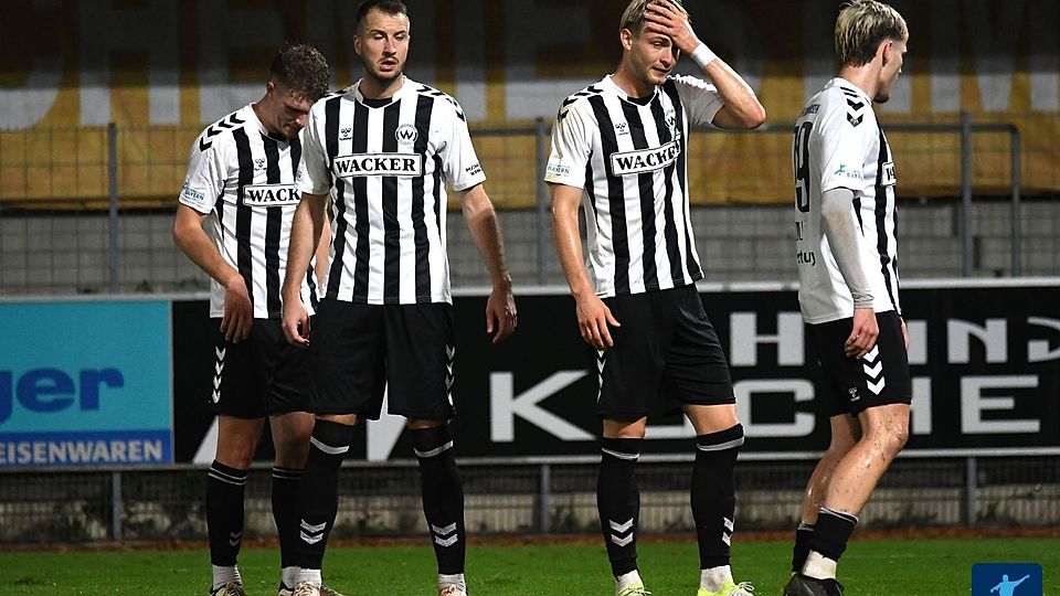 Darf doch nicht wahr sein! Bedröppelte Gesichter bei den Kickern des SV Wacker, die derzeit einfach den Ball nicht ins Tor kriegen.