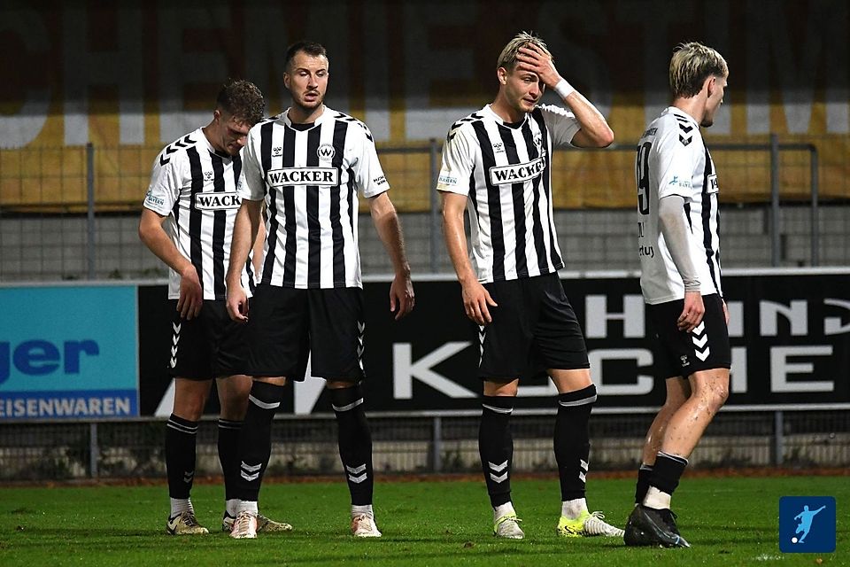 Darf doch nicht wahr sein! Bedröppelte Gesichter bei den Kickern des SV Wacker, die derzeit einfach den Ball nicht ins Tor kriegen.