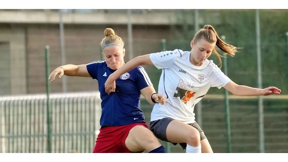 Ist nach dem Rückzug des Regionalliga-Teams zumindest der Spielbetrieb für Julia Reichenberger (r.) & Co. in der zweiten Mannschaft des FSV Hessen Wetzlar gesichert? (Archivfoto) © PeB