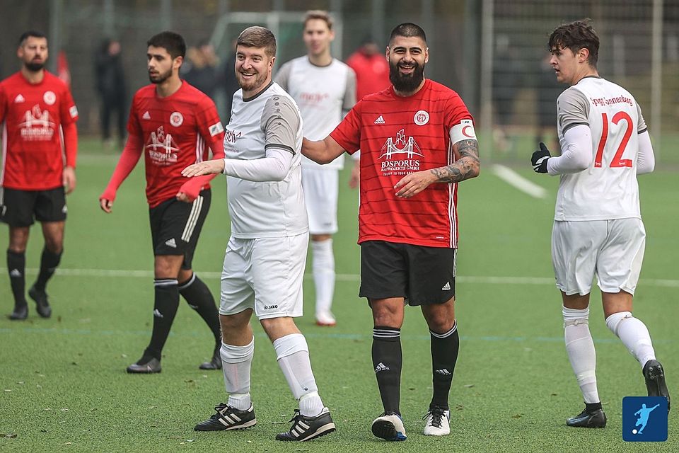 Berkan Uludag (Mitte, mit Kapitänsbinde) kommt vom Türkischen SV zur SKG Karadeniz und soll dem abgestiegenen B-Ligisten wieder zu mehr Erfolg verhelfen.