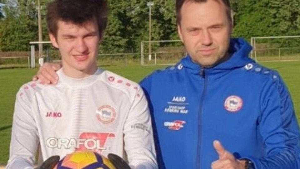 Torwart Alexander Blöck wird von Co-Trainer Imre Kalman begrüßt.