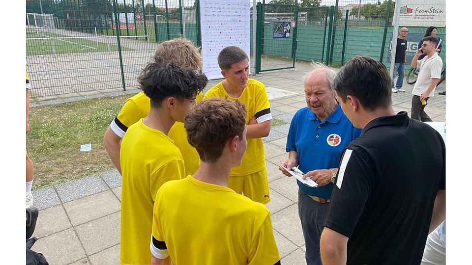 Wenn Kult-Trainer Klaus Schlappner spricht, hat er die volle Aufmerksamkeit der Heppenheimer Nachwuchsfußballer.	Foto: Matthias Adler