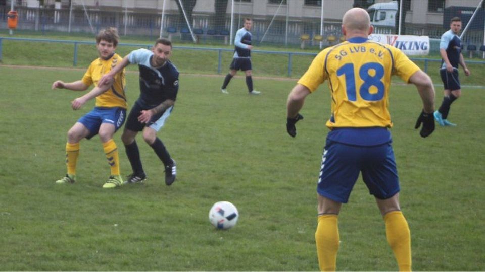 Das Spielgerät immer im Blick: Im Duell zwischen dem SV Lindenau 1848 und der SG LVB wurde sich nichts geschenkt. F: Laura Franz