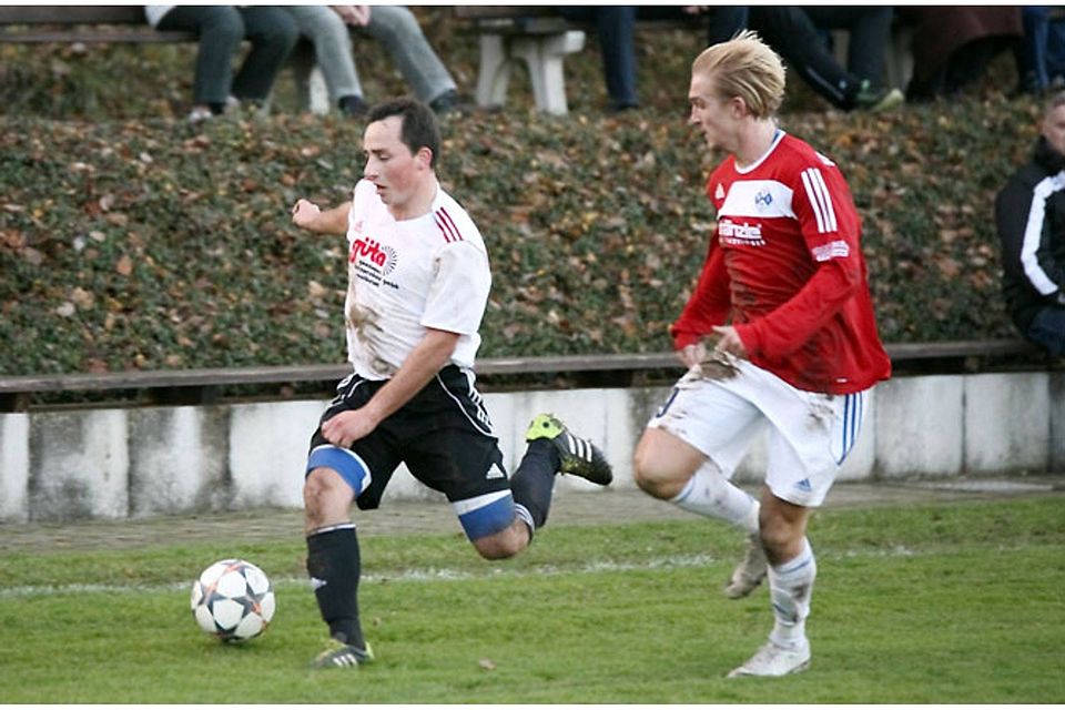Ohne Urlauber Manuel Schedel (links) bestreitet der SV Egg das Derby gegen den FV Illertissen II (rechts Sascha Endres).  F.: Siegfried Rebhan