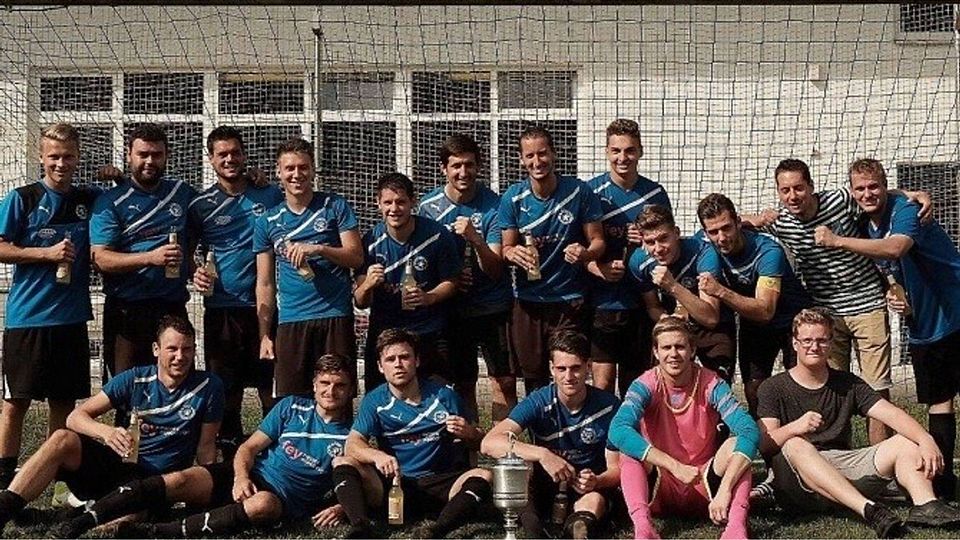 Die Mannschaft des TSV Blaubeuren setzte sich beim Schmiechtal-Cup durch.  SZ-Foto: Scherwinski