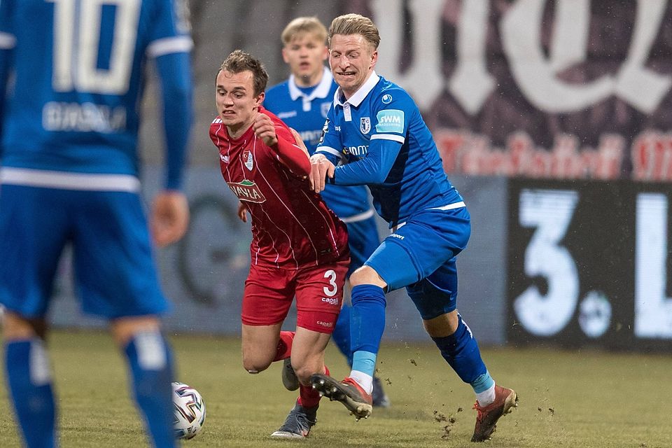 Kilian Jakob (in rot) gab eine vielversprechende Heimpremiere gegen den 1. FC Magdeburg.