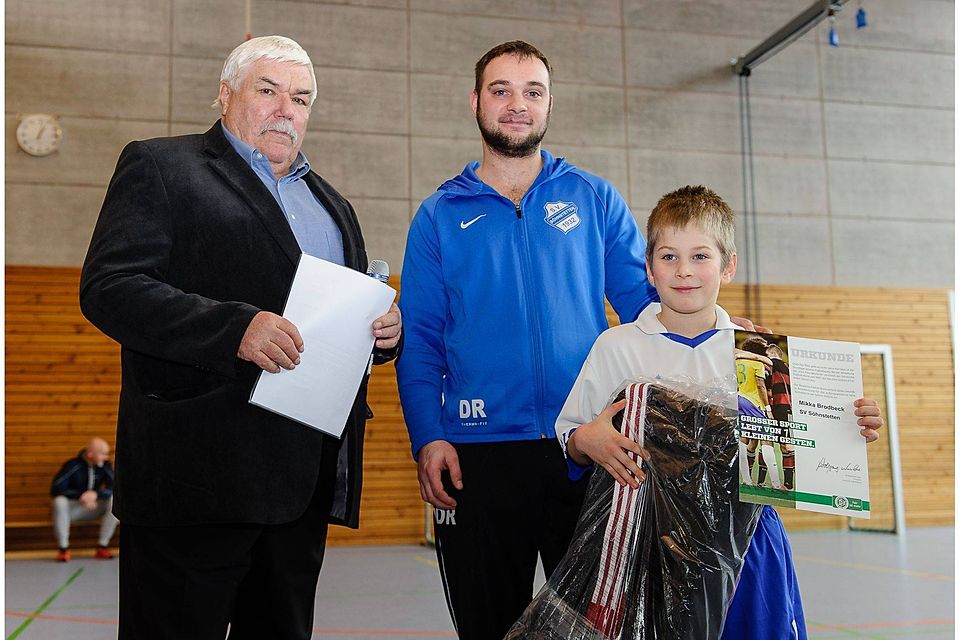 Unser Foto zeigt den Jugendspieler, seinen Trainer Stefan Reuter und Hans-Georg Maier als Vertreter des WFV (links).