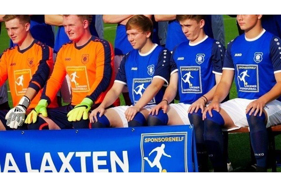 Ausgestattet mit Trikots wurden drei Laxtener Nachwuchsteams in der Landesliga. Sie laufen mit dem Logo „Sponsorenelf Lingener Jugendfußball“ auf. Foto: Mentrup