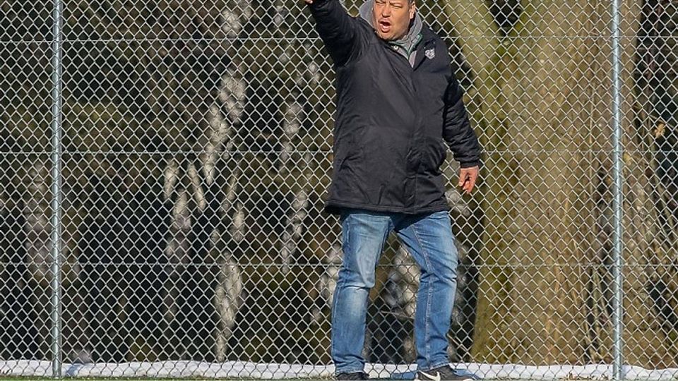 Hermann Schmid wird auch in der kommenden Spielzeit - egal ob dieses Jahr der Aufstieg gelingt - die Kommandos bei der DJK-SV Weng geben. F: Solek