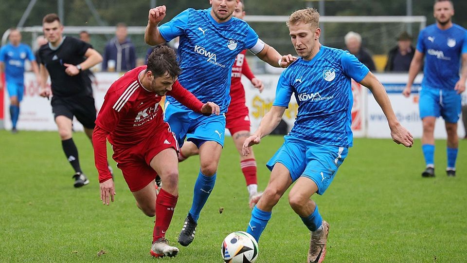 Ettmannsdorf (in Blau) und Lam (Rot) kämpfen im Fernduell um den Relegationsplatz.