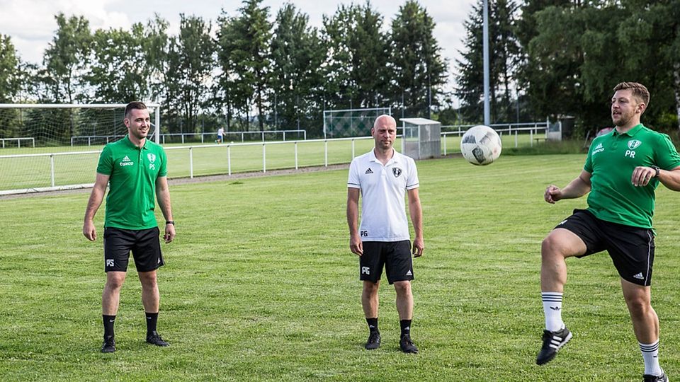 Patrick Schwarz (gr. Trikot, links) und Philip Rothofer (in Erwartung des Balles) blicken mit Freude auf die Entwicklung ihres Teams.