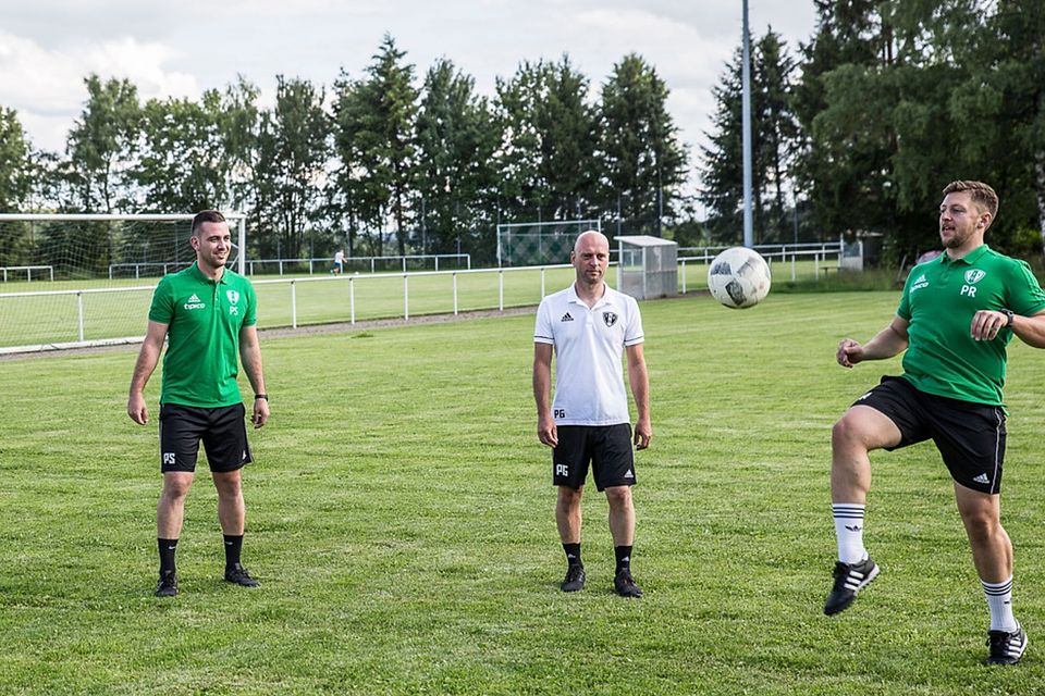 Patrick Schwarz (gr. Trikot, links) und Philip Rothofer (in Erwartung des Balles) blicken mit Freude auf die Entwicklung ihres Teams.