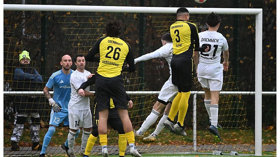 Schon in der 2. Spielminute bringt Patrick Ajani (Nr.3) den BC Oberbruch mit diesem Kopfball auf die Siegerstraße.