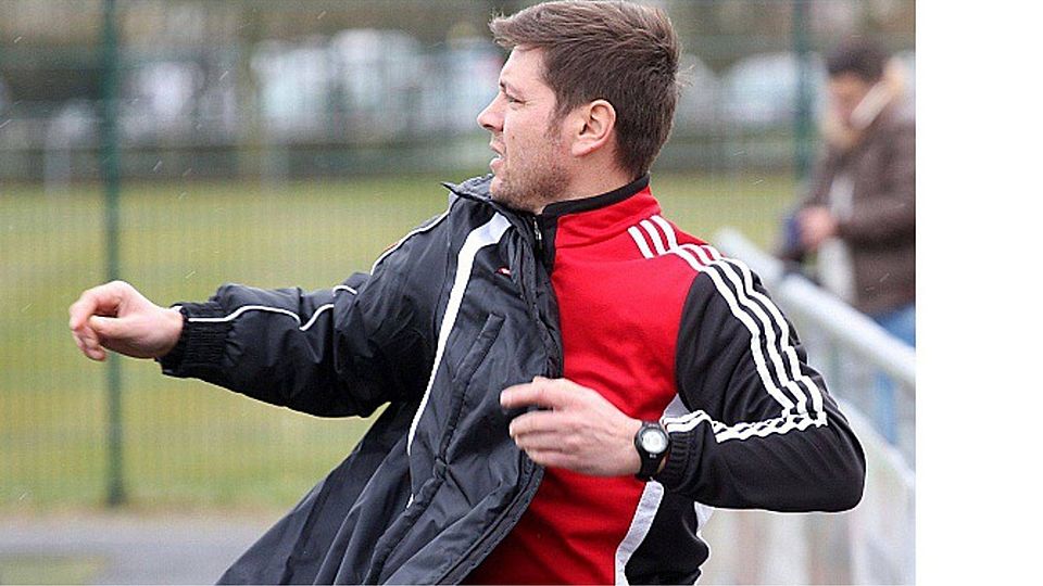 Das war‘s: TSV-Trainer Lulzim Krasniqi zieht die Langenlonsheimer Vereinsjacke bald aus.