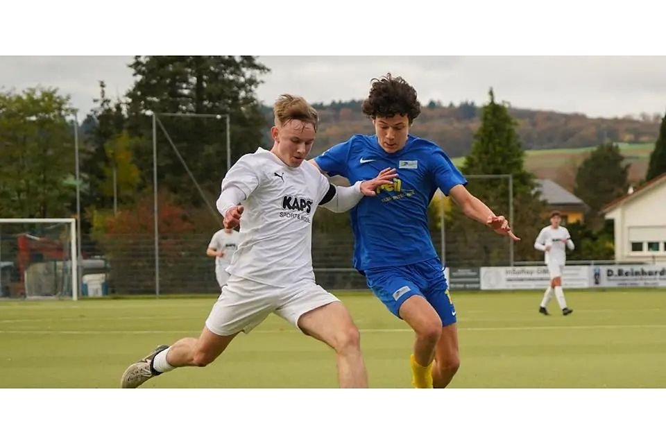 Mit seiner Mannschaft auf Kurs Richtung Meisterschaft: Ben Zint (l.) und der FC Burgsolms gewinnen das Spitzenspiel in der A-Jugend-Gruppenliga gegen den TSV Steinbach. (Archivfoto) Mit seiner Mannschaft auf Kurs Richtung Meisterschaft: Ben Zint (l.) und der FC Burgsolms gewinnen das Spitzenspiel in der A-Jugend-Gruppenliga gegen den TSV Steinbach. (Archivfoto) © Isabel Althof