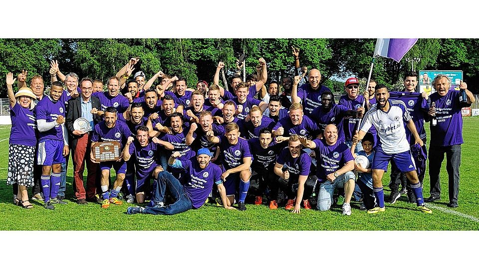 Sicherte sich vorzeitig den Titel in der Fußball-Kreisliga: Die von Abdul Yilmaz trainierte Reserve des VfR, die den Meisterteller vom Vorsitzenden des Kreisfußballverbandes, Stephan Beitz (Fünfter von links), überreicht bekam und mit dem Vereinsvorstand sowie weiteren Funktionären gebührend feierte. Foto: Sell