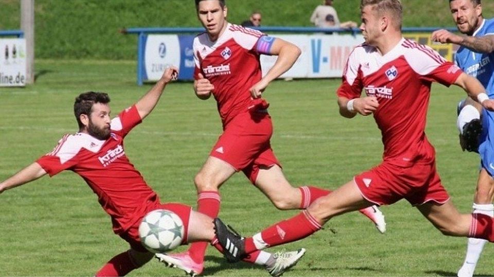 Noch führt Christoph Amann (Mitte) die Illeritsser Landesliga-Mannschaft als Kapitän an, zur Saison 2018/19 wird er neuer Spielertrainer beim FC Heimertingen. F: Müller