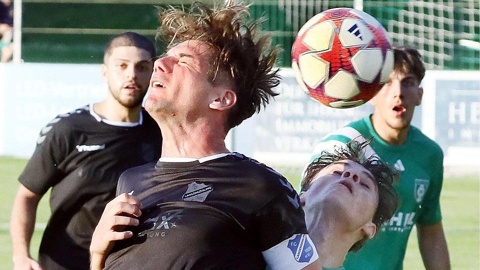 Voller Einsatz: Langengeislings Kapitän Maximilian Birnbeck
im Zweikampf mit einem Palzinger.
