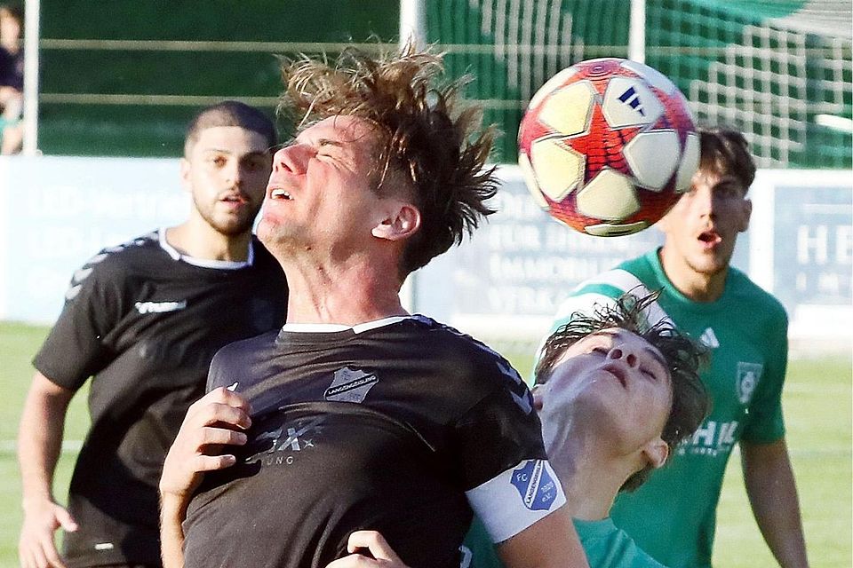 Voller Einsatz: Langengeislings Kapitän Maximilian Birnbeck
im Zweikampf mit einem Palzinger.