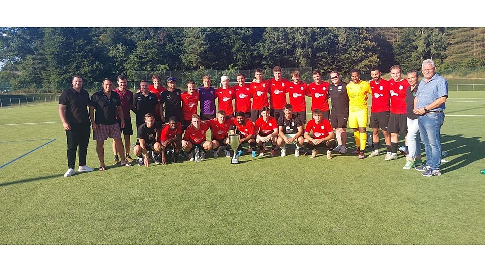 Mit Mike Scharwath zusammen (Turban auf dem Kopf) stellten sich die Spieler des FSV Jägersburg zum Siegerbild auf 