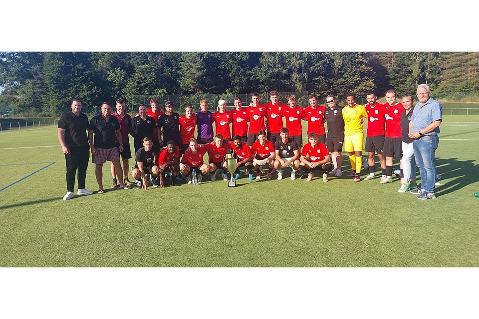 Mit Mike Scharwath zusammen (Turban auf dem Kopf) stellten sich die Spieler des FSV Jägersburg zum Siegerbild auf 